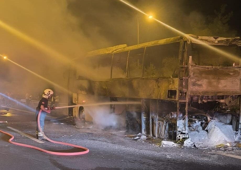 Yolcu otobüsü yanarak demir yığınına döndü Adana’da seyir halindeki yolcu otobüsü alevlere teslim oldu. Şans eseri