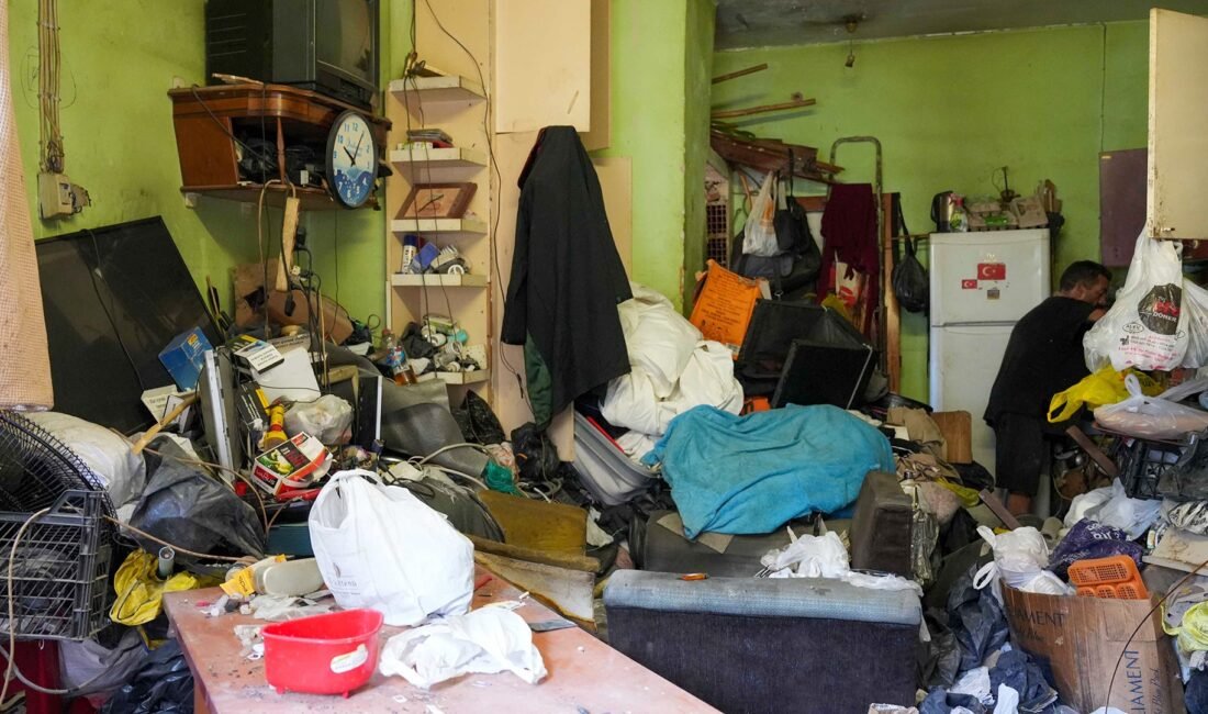 Tarsus’ta bir evden 28 ton çöp çıkarıldı Mersin‘in Tarsus ilçesinde ‘çöp ev’ olarak nitelendirilen bir evden 28