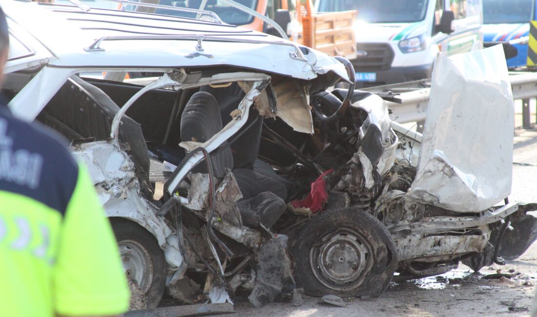 Mersin’de otomobil beton bariyere çarptı: 2 ölü Mersin‘de kontrolden çıkarak otoyol gişelerindeki beton bariyere çarpan otomobildeki 1’i
