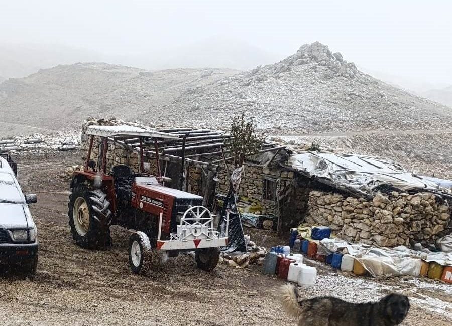 Anamur’un yüksek kesimlerine mevsimin ilk karı düştü Mersin’in Anamur ilçesinde hava sıcaklıklarının düşmesiyle birlikte yüksek kesimlere mevsimin