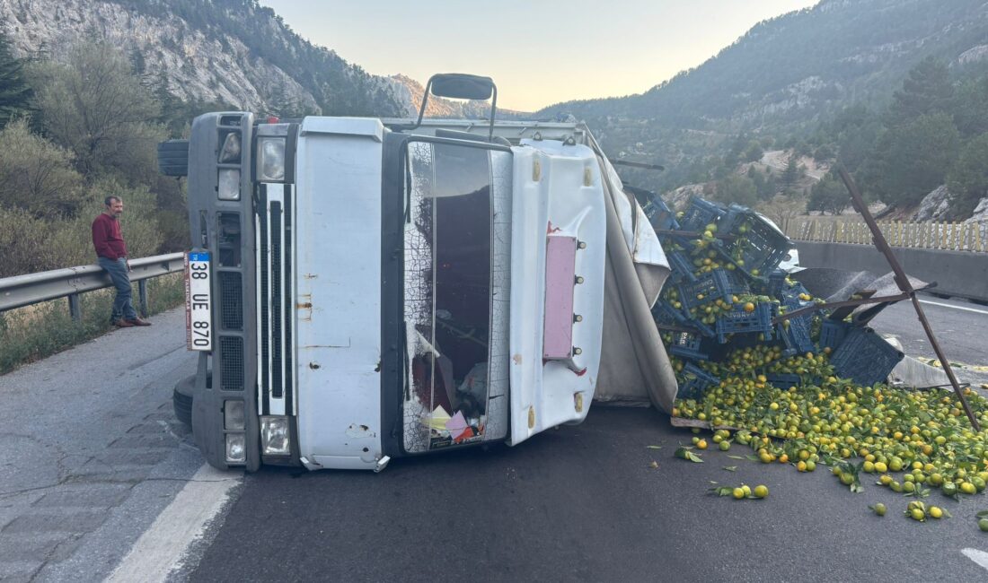 Tarsus’ta narenciye yüklü kamyon devrildi Mersin’in Tarsus ilçesinde meydana gelen kazada narenciye yüklü kamyon devrildi.