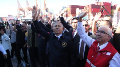 Mersin limanından ’17. İyilik Gemisi ‘Akdeniz’i uğurlayan İçişleri Bakanı Ali Yerlikaya,”