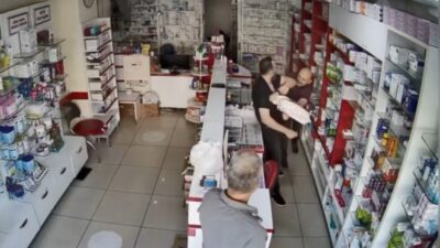 Mersin’in Erdemli ilçesinde bir hasta yakını, reçetedeki ilaç yerine muadilini