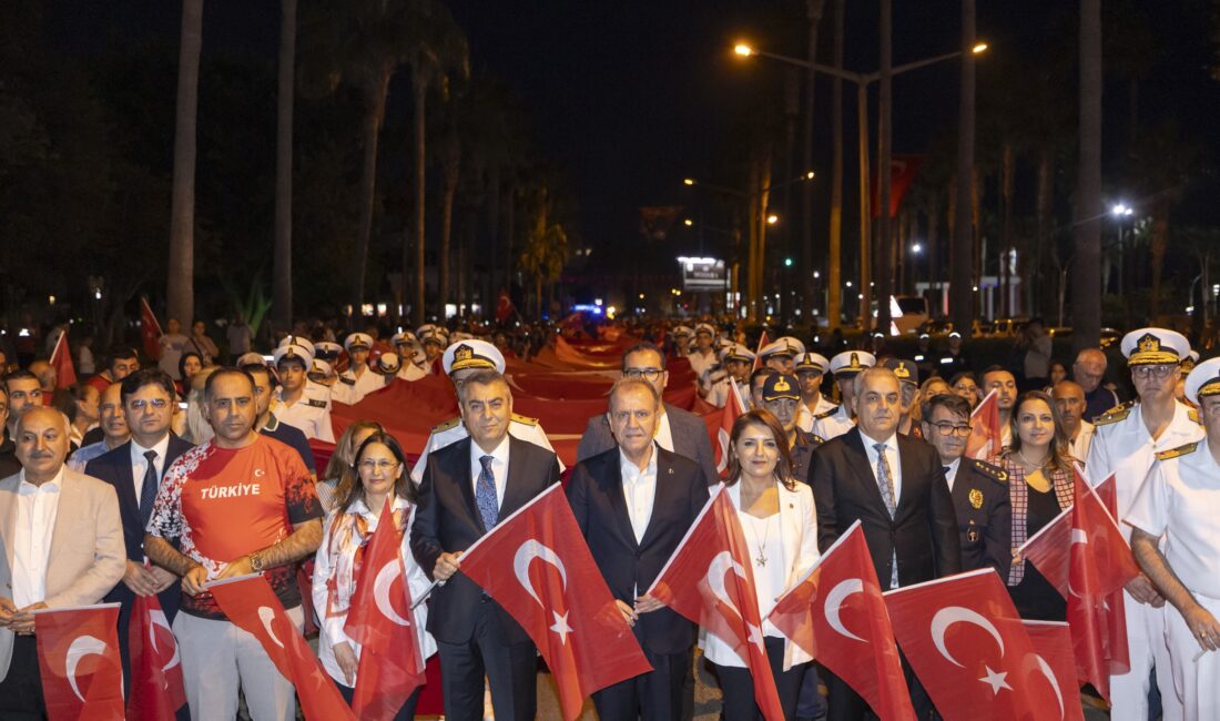 Mersin‘de, 29 Ekim Cumhuriyet Bayramı kutlamaları kapsamında 102 metre uzunluğundaki
