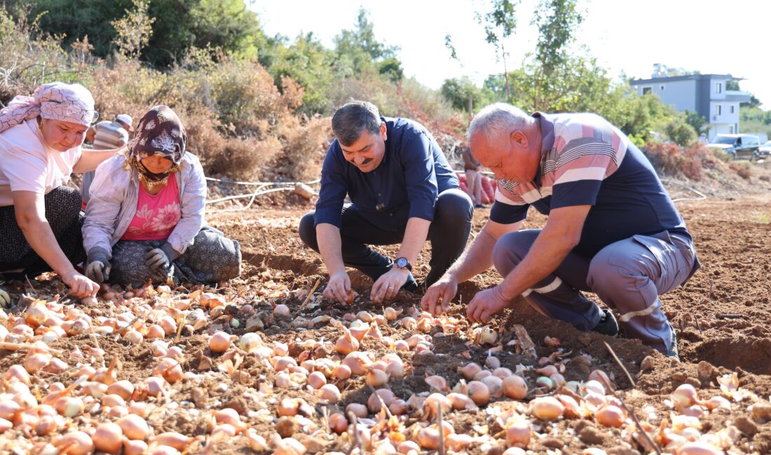BAŞKAN YILDIZ, “KADIN ELİ VE EMEĞİ ÇOK KIYMETLİ” Toroslar Belediye Başkanı Abdurrahman Yıldız, mahalle ziyaretleri kapsamında gittiği Buluklu’da