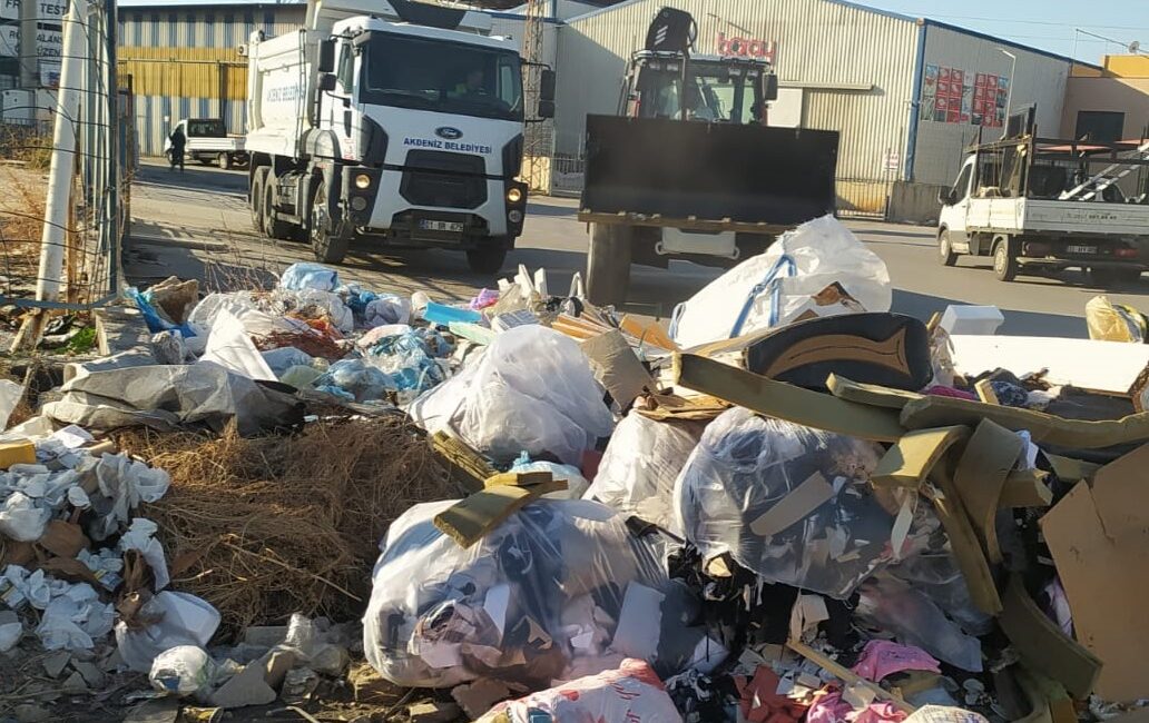 Akdeniz Belediyesi, Atık Toplama Çalışmalarına Hafta Sonu Da Devam Ediyor Akdeniz Belediyesi, çevre temizliği ve kent estetiğini koruma çalışmalarına hız