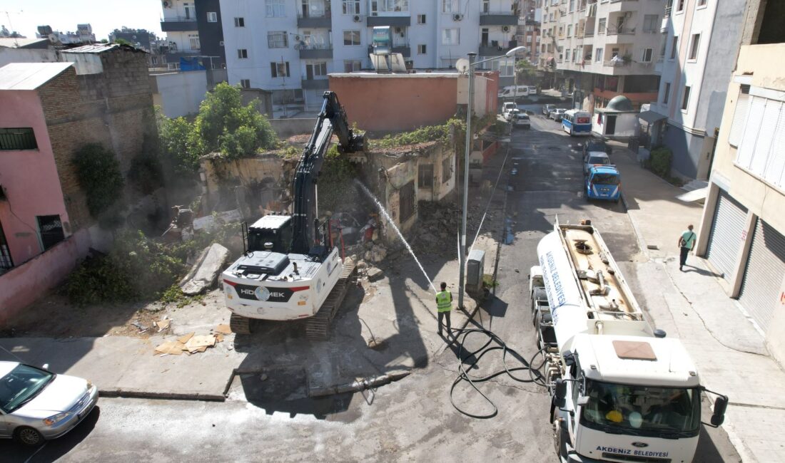 BARIŞ MAHALLESİ’NDEKİ METRUK BİNANIN KONTROLLÜ YIKIMI GERÇEKLEŞTİ Akdeniz Belediyesi; yarattığı görsel kirliliğin yanı sıra vatandaşların can ve