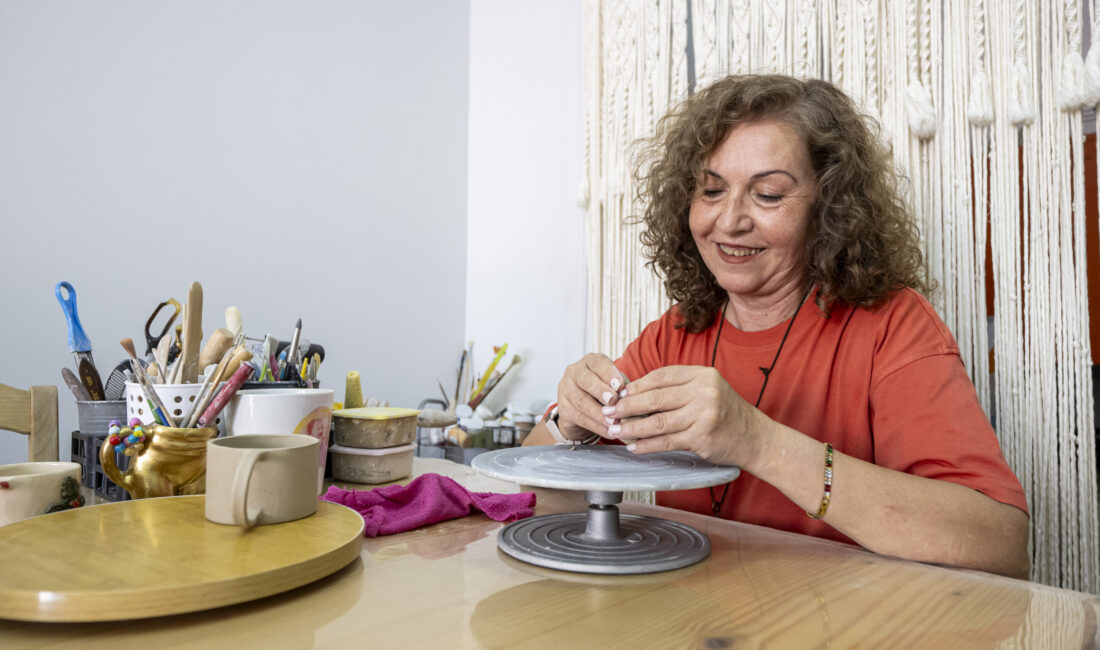 KADINLAR ÜRETİYOR, BÜYÜKŞEHİR GÜÇ VERİYOR Mersinli kadınlar, Mersin Büyükşehir Belediyesi’nin sunduğu olanaklarla ekonomik özgürlük kazanırken,