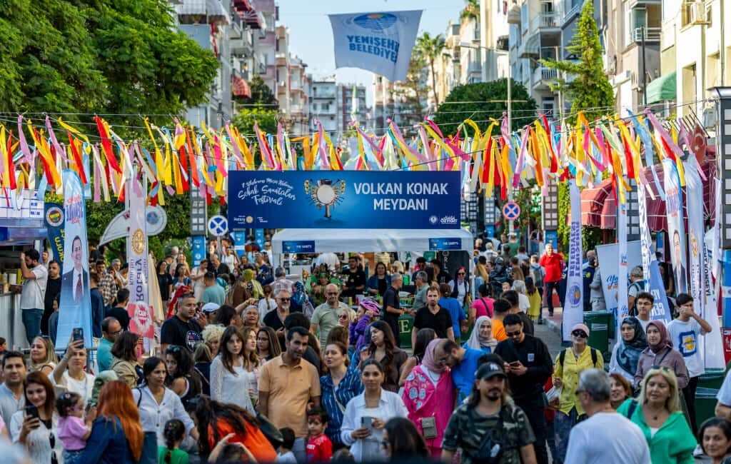 Kushimoto Sokak Sanatçıları Festivali bu yıl da on binlerce kişiyi ağırladı Mersin Yenişehir Belediyesi ve Mersin Rotary Kulübü iş birliğiyle düzenlenen