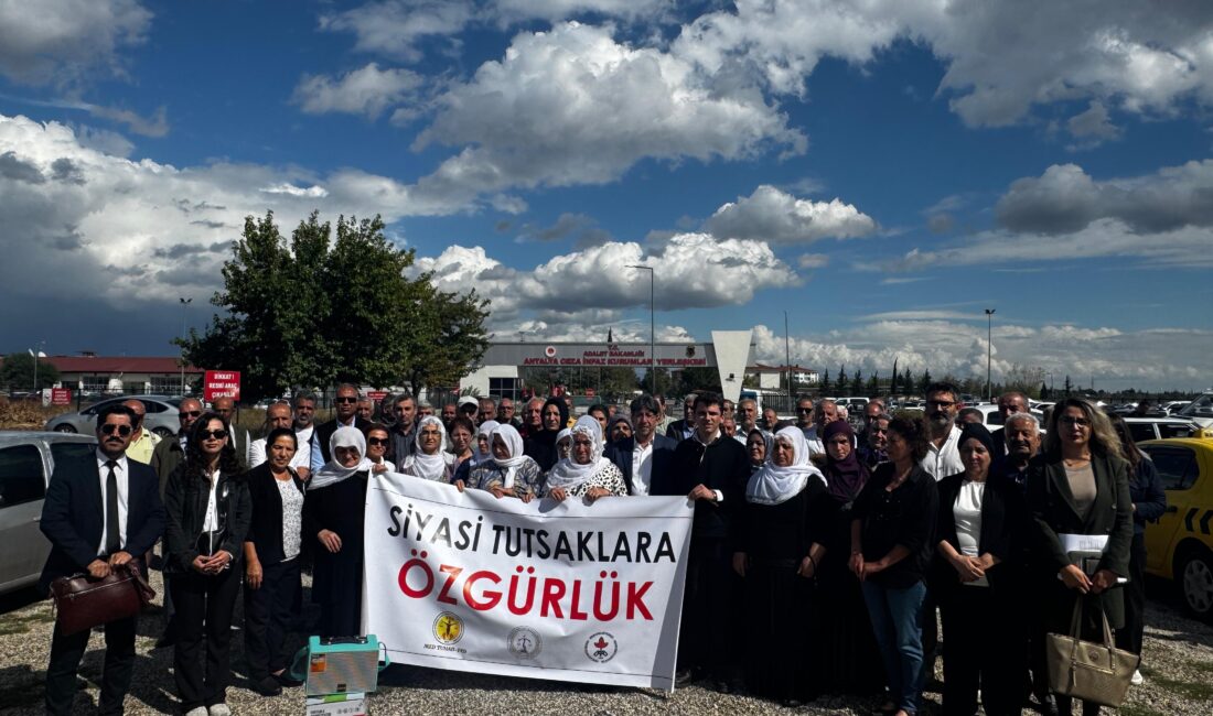 Milletvekili Ali Bozan: “Hasta mahpusları ayakta bekletmek için revirdeki sandalyeler kaldırılıyor” DEM Parti Mersin Milletvekili Av. Ali Bozan, cezaevlerinde yaptığı ziyaretlerde