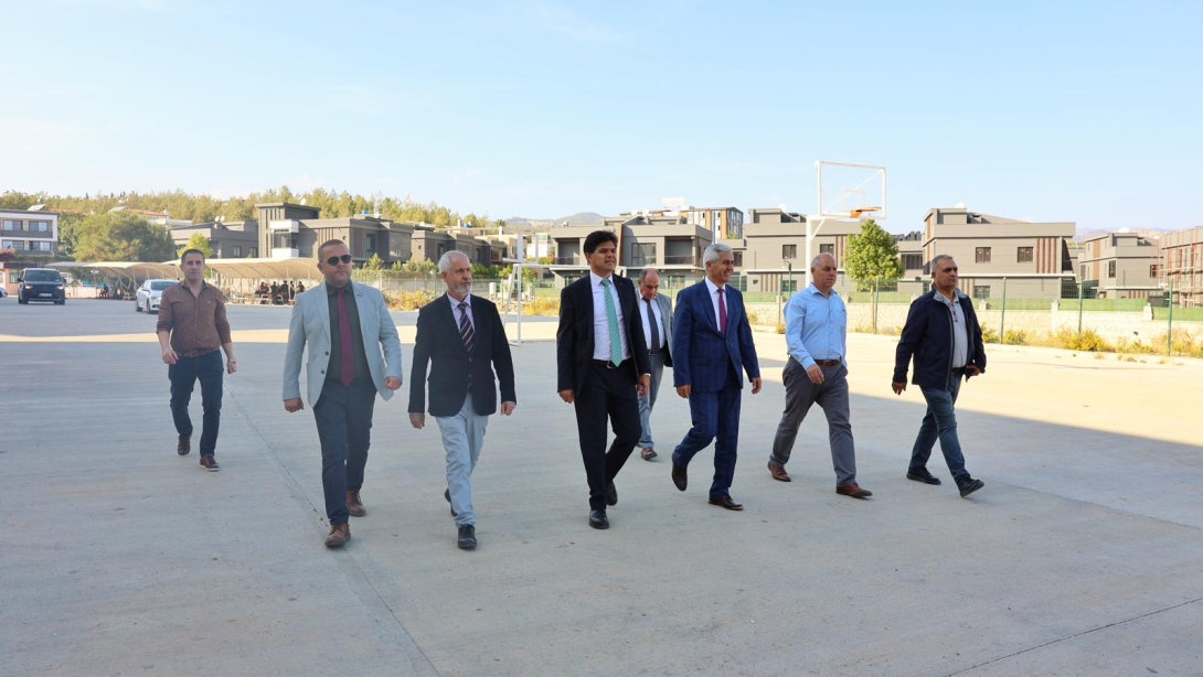 ÖZDEMİRCİ, MEZİTLİ MESEM İNŞAAT ARSA ALANI İLE MEZİTLİ MESLEKİ VE TEKNİK ANADOLU LİSESİNİ ZİYARET ETTİ İl Millî Eğitim Müdürü Muhammed Özdemirci, il genelindeki eğitim yatırımlarını