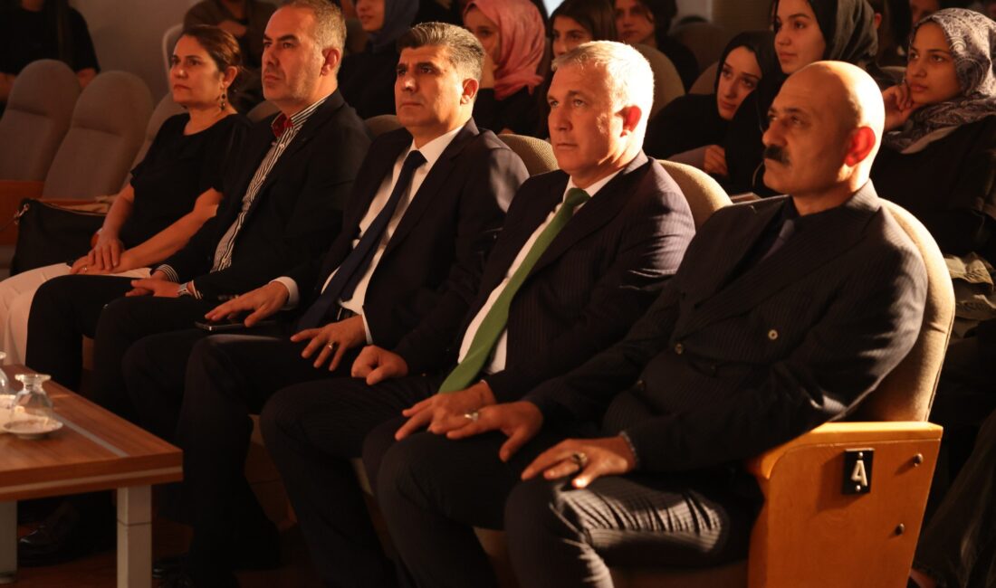 AKDENİZ’DE SOSYAL FARKINDALIK TİYATROSU: “PEMBE ASLINDA SİYAHTIR” Akdeniz Belediyesi, gençlerin madde bağımlılığı konusunda farkındalık kazanması amacıyla anlamlı