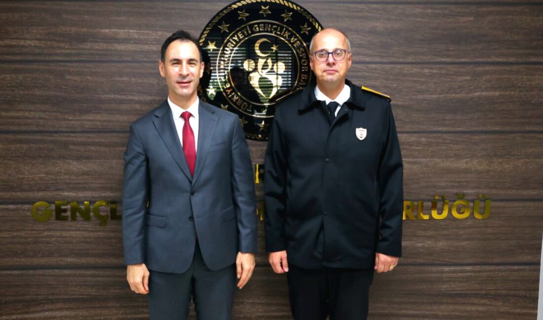 Sahil Güvenlik Akdeniz Bölge Komutanlığına atanan Tuğamiral Gökmen Gücüyen, Mersin