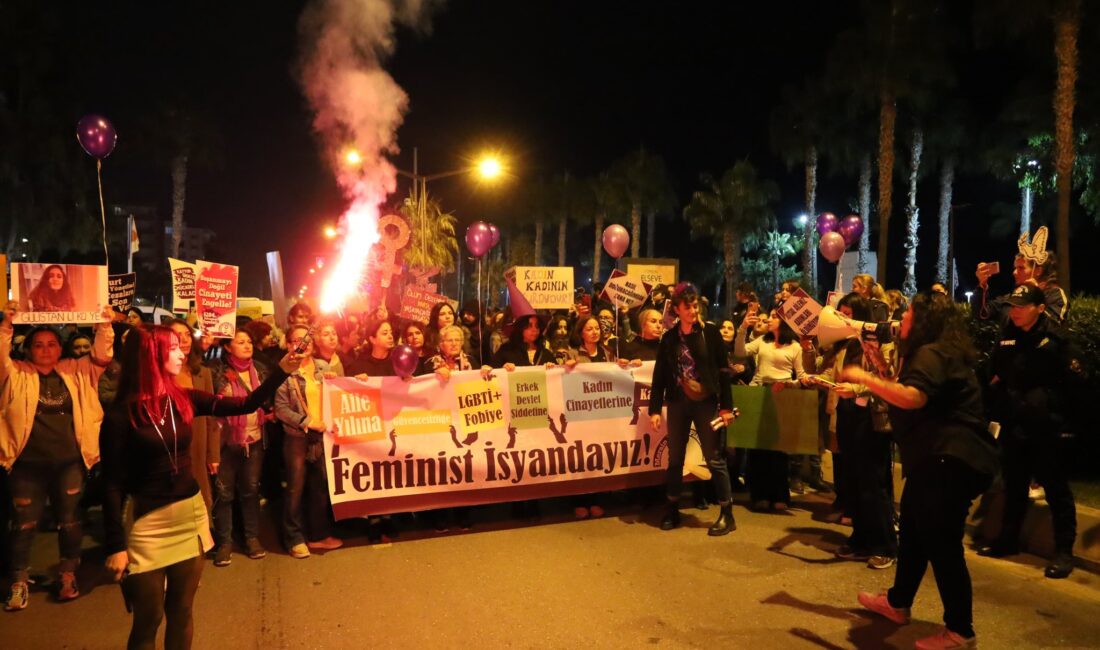 Mersin’de kadınlar Mersin Kadın Platformu’nun çağrısıyla Kushimoto Sokağı’nda bir araya