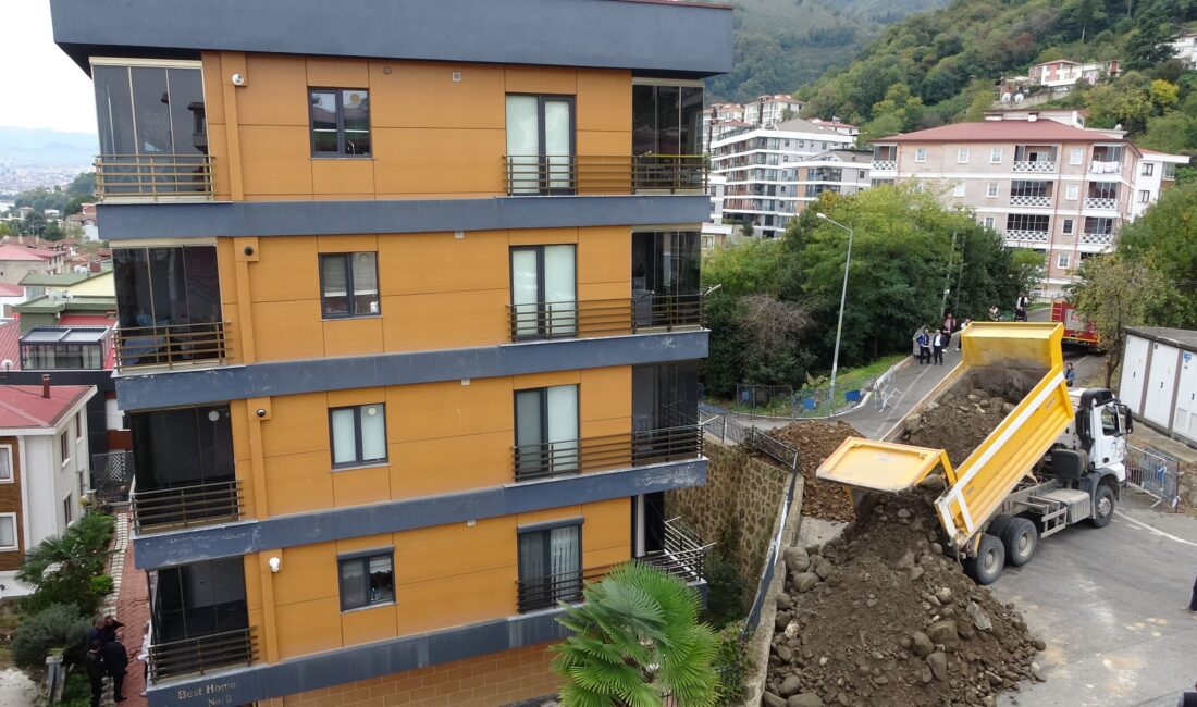 Yıkım işlemi Mersin’den gidecek olan kolon kesim makinesi ile devam edecek Ordu’da, temel kazısı sonrasında zeminindeki kayma nedeniyle çatlaklar oluşan ve