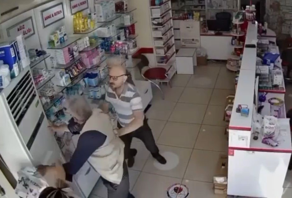 Eczacı kalfası işten çıkarıldı Mersin‘in Erdemli ilçesinde, muadil ilaç verdiği için hastanın oğlu tarafından