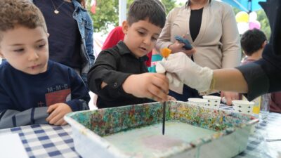 Tarsus’ta çocuklar ara tatilde hem eğlendi hem öğrendi Tarsus Belediyesinin yarıyıl tatiline özel hazırladığı etkinliklerde çocuklar tiyatrodan atölye