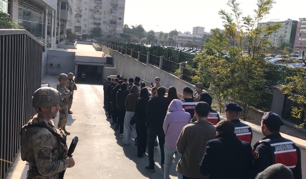 Mersin merkezli 9 ilde yasa dışı bahis operasyonu: 4’ü hakem 40 şüpheli adliyeye sevk edildi Mersin merkezli 9 ilde düzenlenen yasa dışı bahis operasyonunda gözaltına alınan