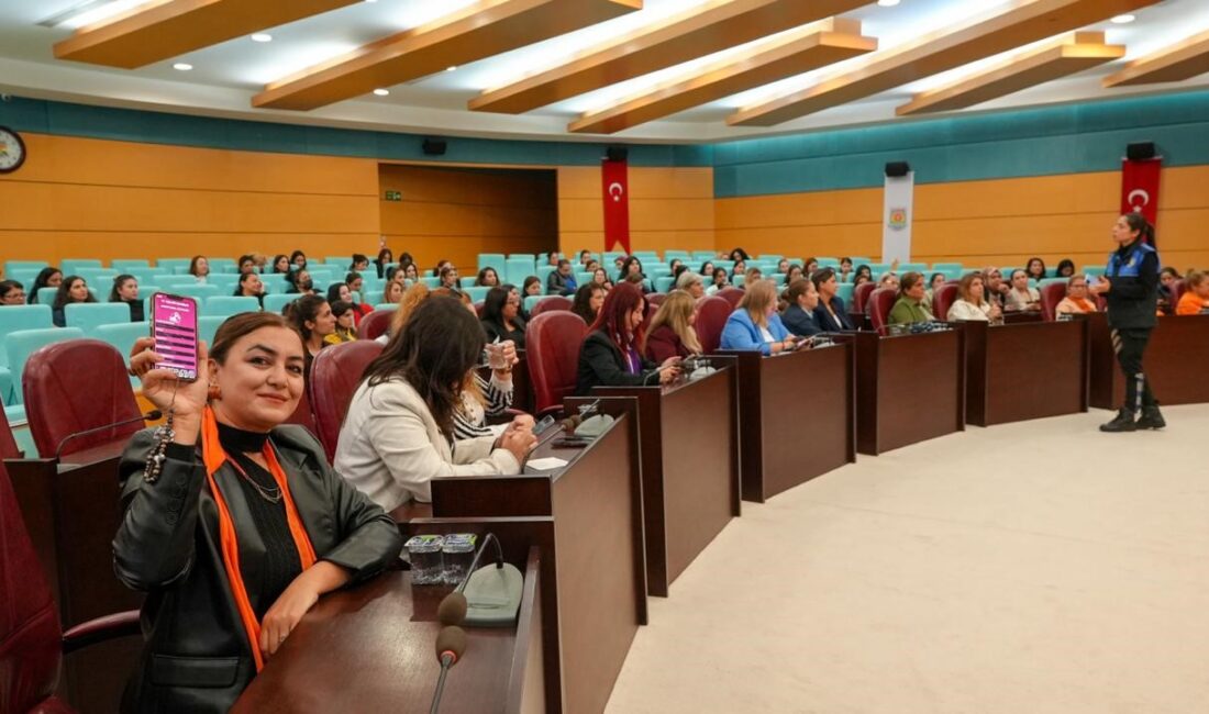 Tarsus’ta kadına şiddetle mücadele için farkındalık programı Mersin‘in Tarsus Belediyesi, ‘25 Kasım Kadına Yönelik Şiddete Karşı Uluslararası
