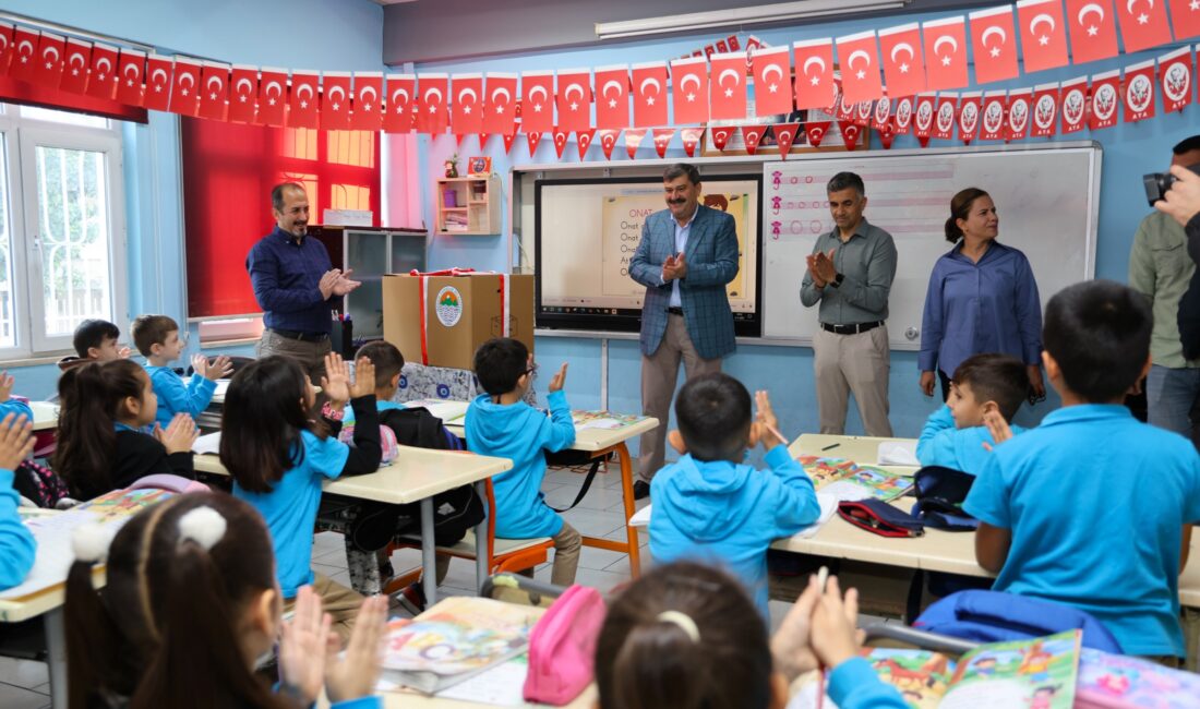 BAŞKAN YILDIZ’DAN, EN ÇOK ATIK PİL TOPLAYAN ÖĞRENCİLERE SÜRPRİZ ZİYARET Toroslar Belediyesi, ilçedeki okullarda yürüttüğü sıfır atık çalışmalarıyla çevre bilincini