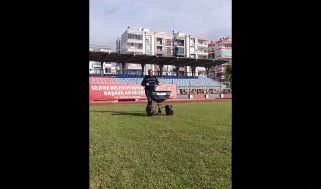 Silifke Şehir Stadyumu’nda saha zemini için gübreleme çalışması yapılıyor. Geçmişten