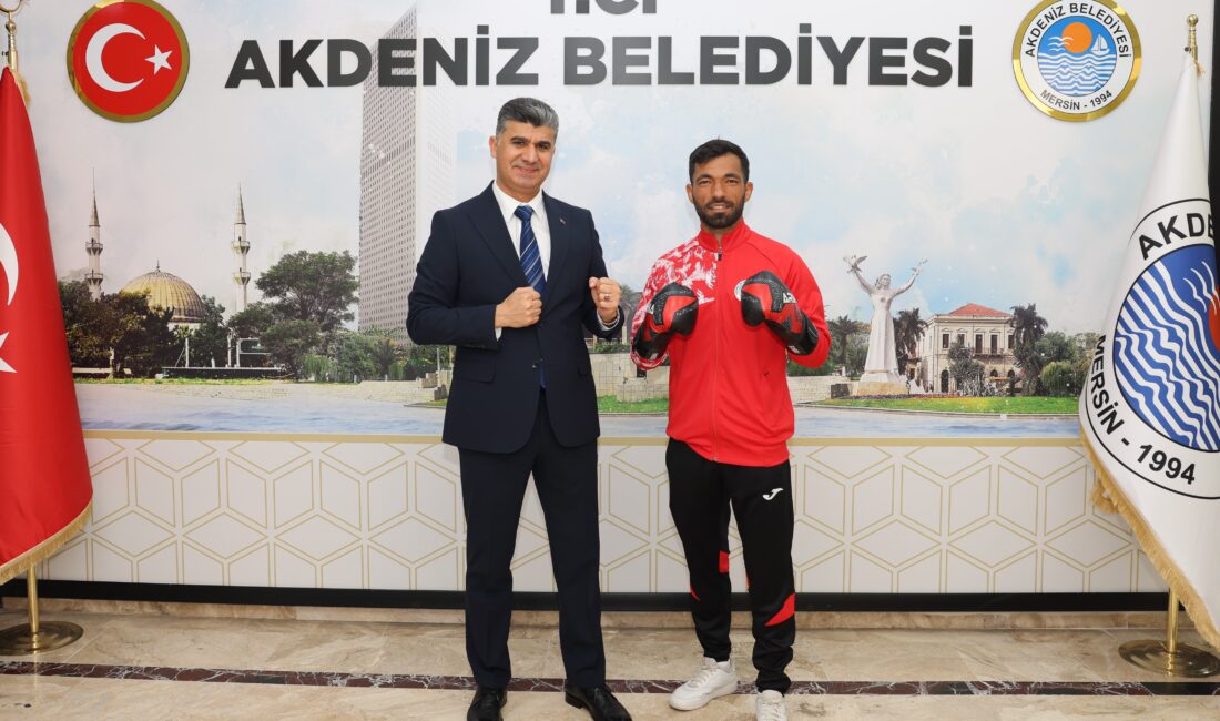 HATİP EMLEK, DÜNYA ŞAMPİYONASI’NDA TÜRKİYE’Yİ TEMSİL EDECEK Akdeniz Belediye Spor Kulübü’nün kick boks branşındaki başarılı sporcusu, Milli