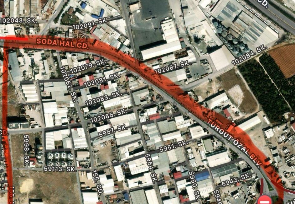 Toroslar Yalınayak Mahallesi’nde kapandığı iddia edilen fabrikalar zehir saçmaya devam ediyor!