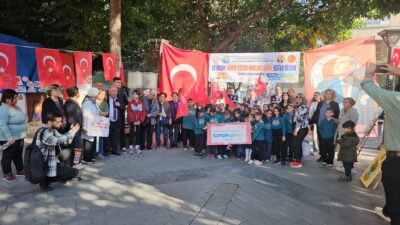 20 Kasım Dünya Çocuk Hakları Günü Atatürk Evi önünde çocuk