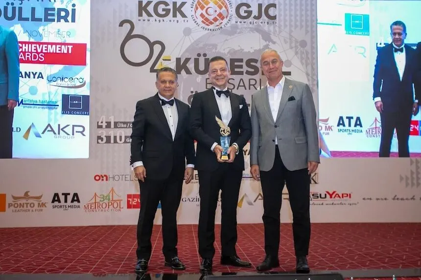 Alanya'da Küresel Gazeteciler Konseyi tarafından düzenlenen törende, "5. Küresel Başarı