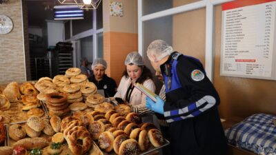 Toroslar Belediyesi, halk sağlığını korumak amacıyla ilçe genelinde gerçekleştirdiği gıda