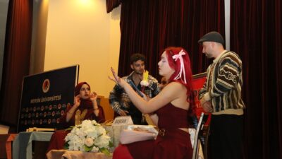 Mersin Üniversitesi Eğitim Fakültesi Tiyatro Gönüllüleri’nin sunduğu “Türkçem Eyvah” adlı