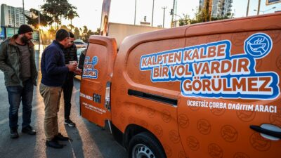 Mezitli Belediyesi, soğuyan hava koşullarıyla birlikte sabahın erken saatlerinde vatandaşların