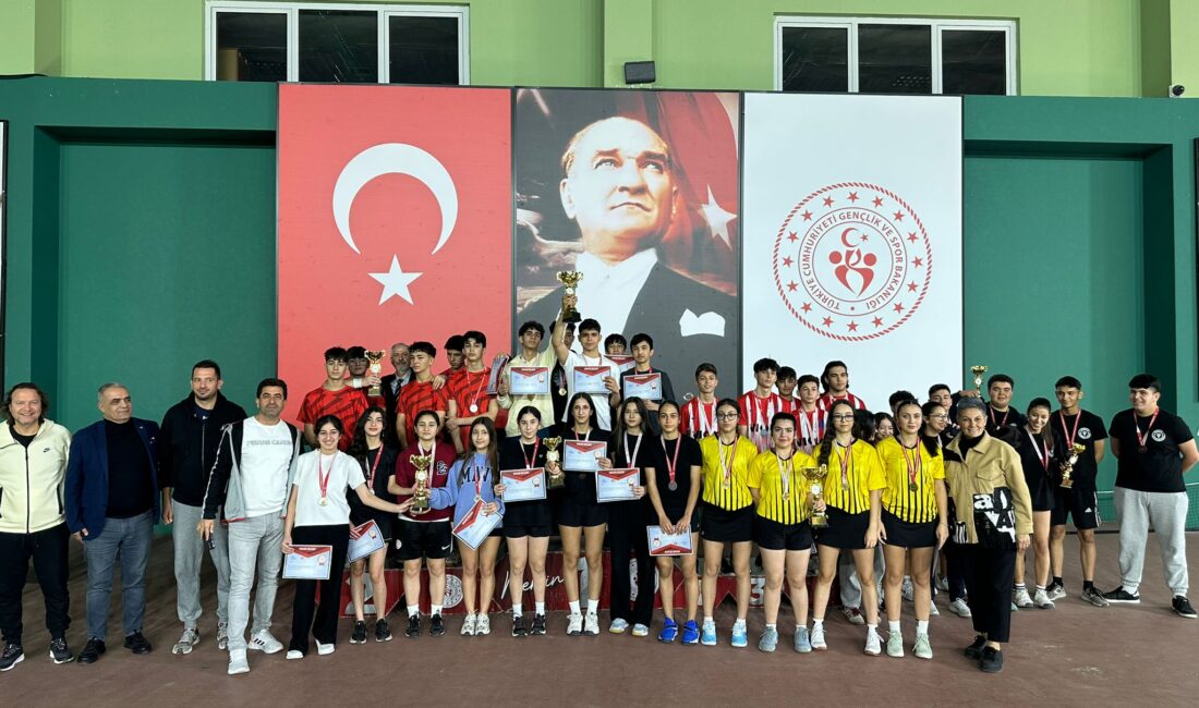 Birbirinden çekişmeli mücadelelere sahne olan müsabakalar sonunda dereceye giren sporculara
