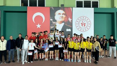 Birbirinden çekişmeli mücadelelere sahne olan müsabakalar sonunda dereceye giren sporculara