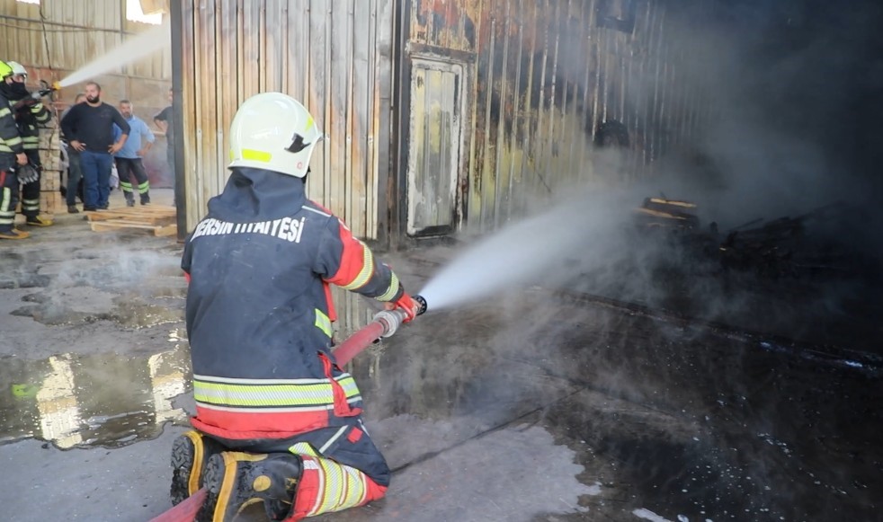 Mersin‘de palet üretim tesisinde çıkan yangın itfaiyenin müdahalesiyle büyümeden kontrol