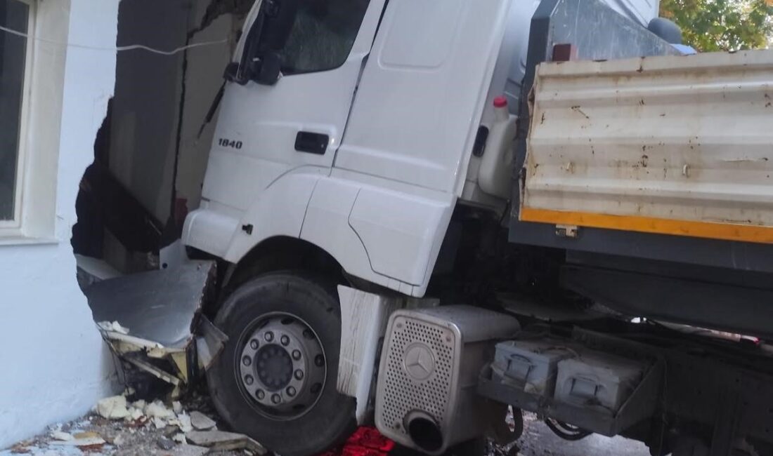 Mersin’in Erdemli ilçesinde freni boşalan tır, önce direğe ardından bir