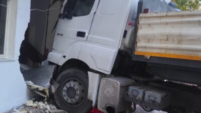 Mersin’in Erdemli ilçesinde freni boşalan tır, önce direğe ardından bir