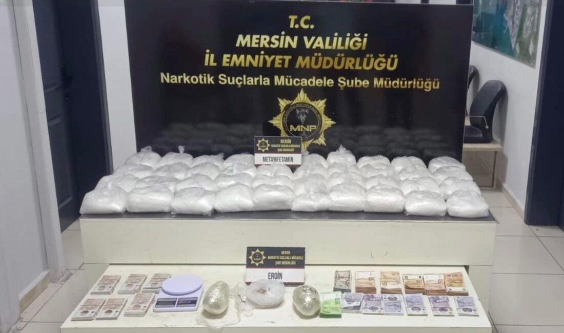 Kilolarca uyuşturucu ele geçirilen şüpheliden 4 milyon TL’lik döviz çıktı Mersin polisinin bir adrese düzenlediği operasyonda yaklaşık 4 milyon TL’lik dövizle