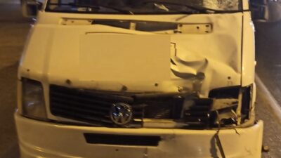 Mersin’de minibüs yaya olarak karşı şeride geçmeye çalışan çocuğa çarparak