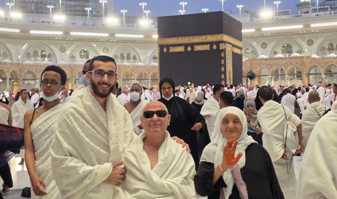 Görme engelli Ramazan amca ve Nuriye teyze umreye kavuştu Görme engelli 67 yaşındaki Ramazan Çağlar ile yetim büyüyen 80