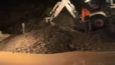 Mersin-Antalya arasında selle gelen mucurlar yolu kapattı Mersin’in Anamur ile Antalya’nın Gazipaşa ilçeleri arasında kuvvetli yağışla birlikte