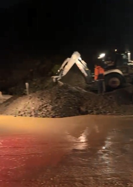 Mersin-Antalya arasında selle gelen mucurlar yolu kapattı Mersin’in Anamur ile Antalya’nın Gazipaşa ilçeleri arasında kuvvetli yağışla birlikte