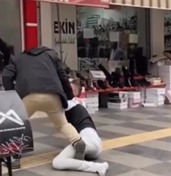 Gözaltına alınmak istenilen firari kelepçeli halde kaçtı, polis yakaladı Mersin’de firari olarak aranan şahıs, polis ekiplerince gözaltına alınmak istendiği