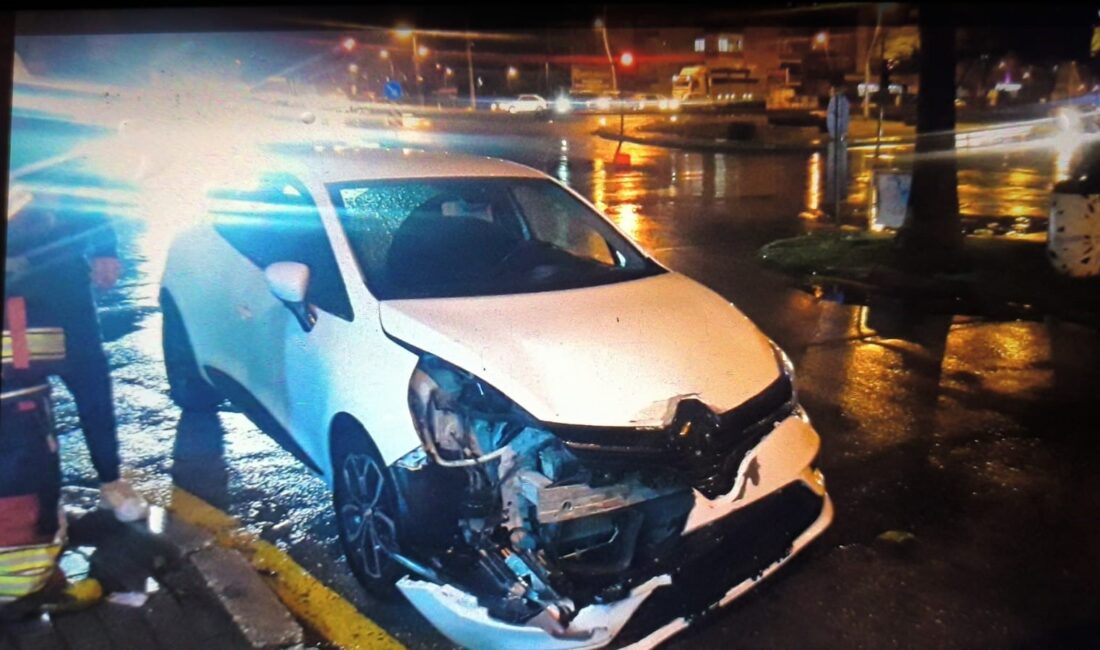 Mersin’in Tarsus ilçesinde iki otomobilin çarpıştığı kazada 2 kişi yaralandı.