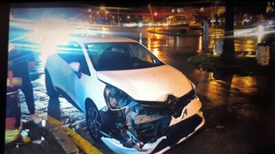 Mersin’in Tarsus ilçesinde iki otomobilin çarpıştığı kazada 2 kişi yaralandı.