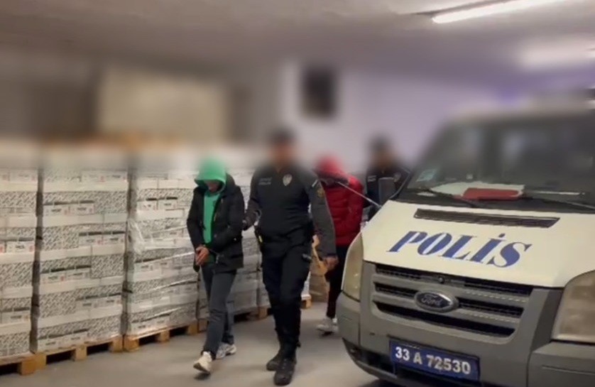 Mersin’de yasa dışı bahis çetesi çökertildi: 13 tutuklama Mersin’de yasa dışı bahis şüphelilerine yönelik düzenlenen operasyonda 16 şahıs