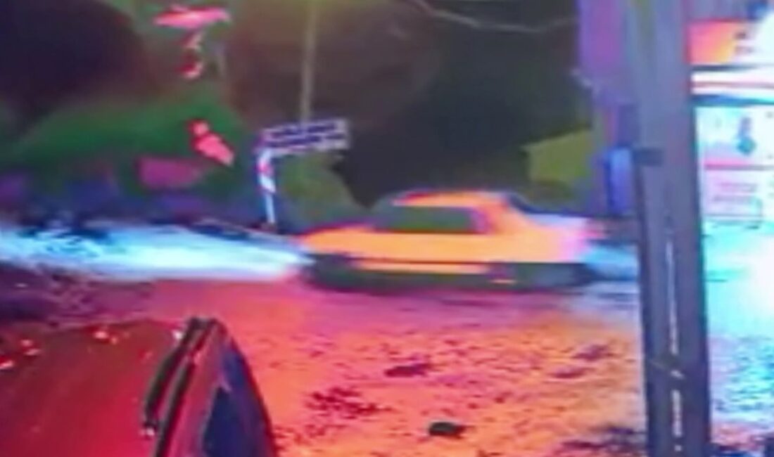 Otomobilin metrelerce aşağı düştüğü o anlar kameraya yansıdı: 2 yaralı Mersin’in Erdemli ilçesinde sürücüsünün hakimiyetini kaybettiği otomobil, yaklaşık 7 metre