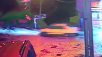 Mersin’in Erdemli ilçesinde sürücüsünün hakimiyetini kaybettiği otomobil, yaklaşık 7 metre