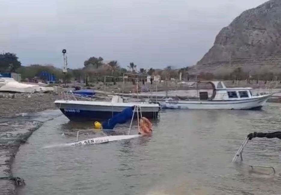 Mersin’in Silifke ilçesinde hafta sonu etkili olan fırtına, sahilde bağlı