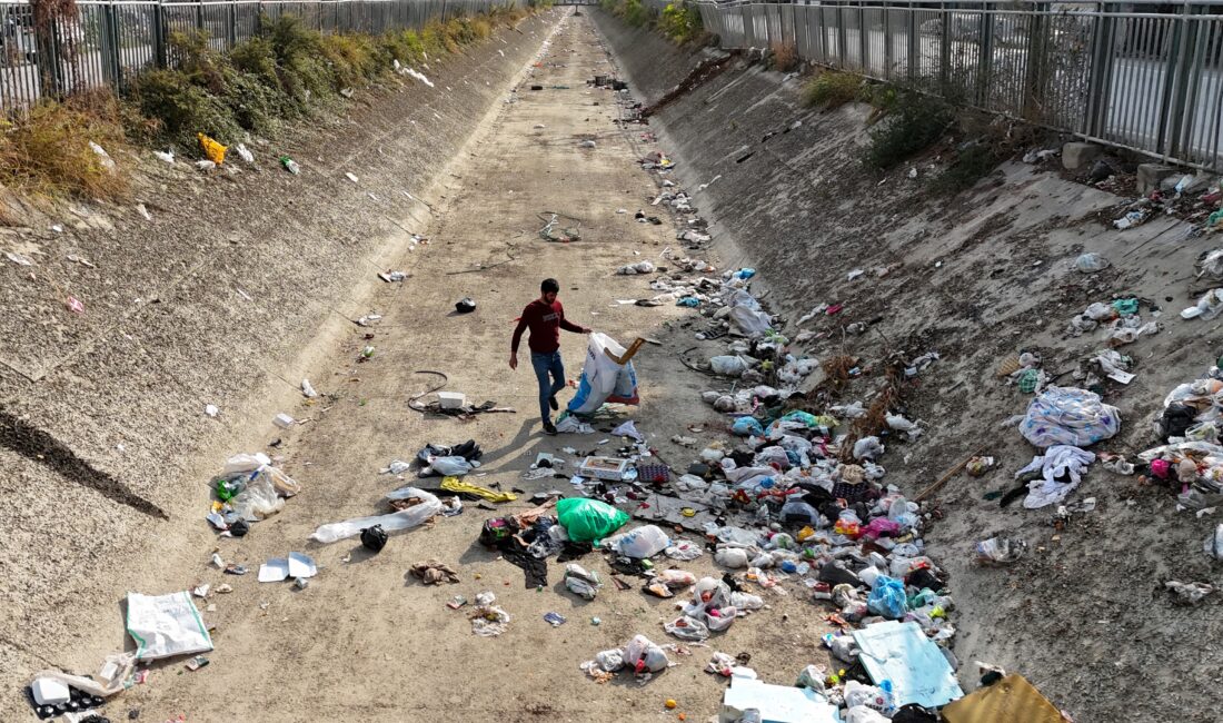 Adana’da sulama kanallarına kuraklık nedeniyle su verilemeyince bilinçsiz vatandaşlar kanalı